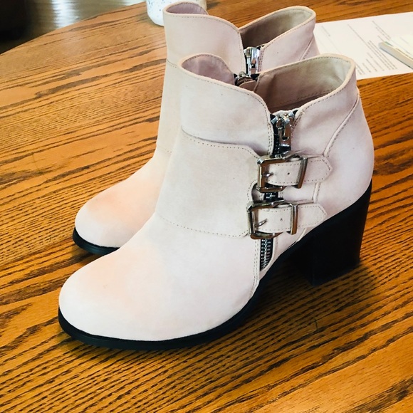 Zipper Pale Pink Booties to edge up any outfit! - Picture 3 of 4